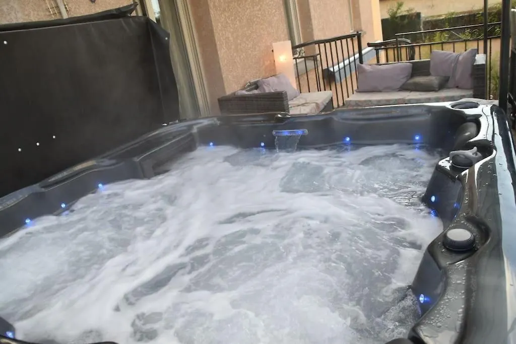 Holiday home Chalet Zen Avec Son Jacuzzi Et Jardin Villa Pont-du-Chateau France