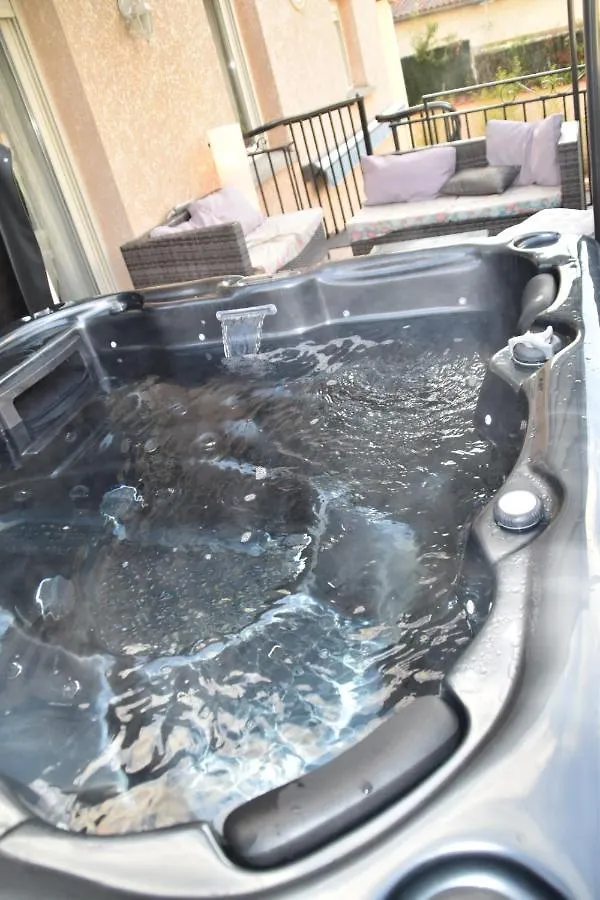 Chalet Zen Avec Son Jacuzzi Et Jardin Villa Pont-du-Chateau Holiday home