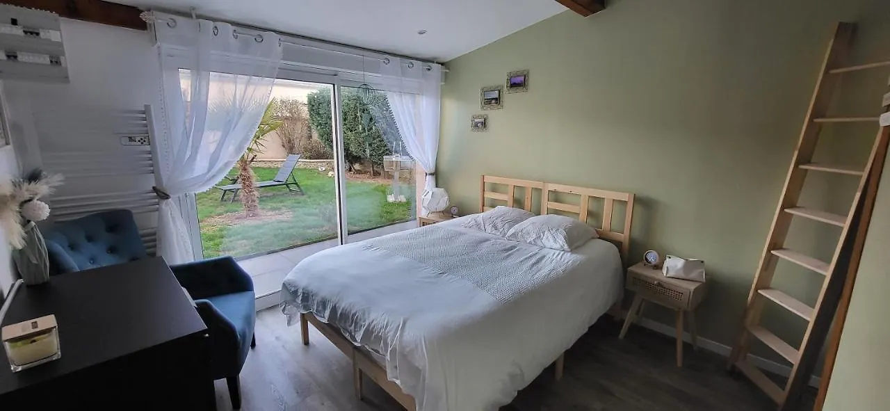 Holiday home Chalet Zen Avec Son Jacuzzi Et Jardin Villa Pont-du-Chateau